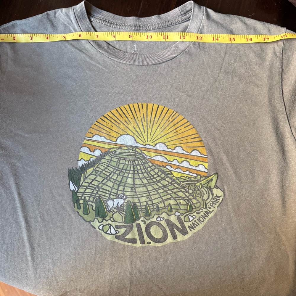 Wild Tribute Zion Canyon National Park Mountain Sun Gray Tan T-shirt Mens Medium - Picture 3 of 10